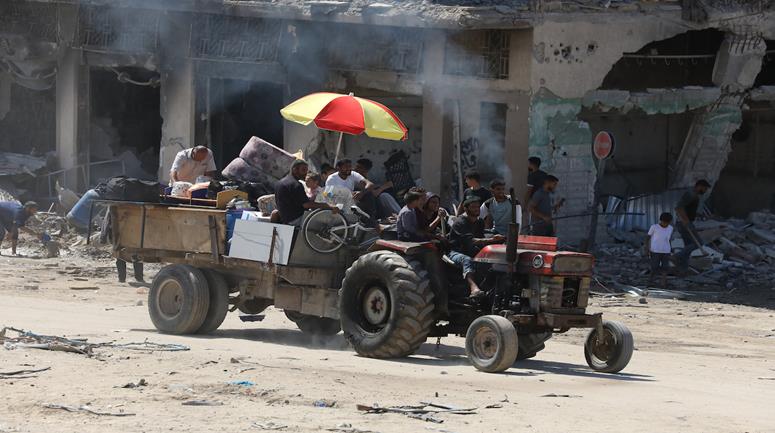 مواطنون ينزحون قسرا من رفح إلى خان يونس جنوب قطاع غزة بعد قصف الاحتلال المستمر على المدينة