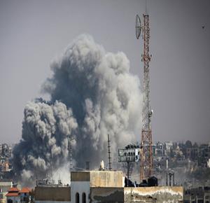 دخان يتصاعد من رفح جنوب غزة جراء العدوان الإسرائيلي المتواصل على القطاع (AFP)