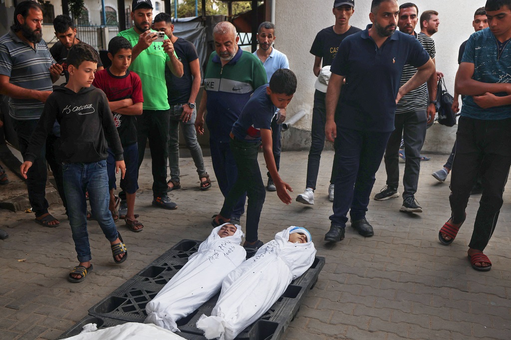وداع الشهداء في مستشفى الشهيد أبو يوسف النجار في رفح جنوب قطاع غزة (أ ف ب)