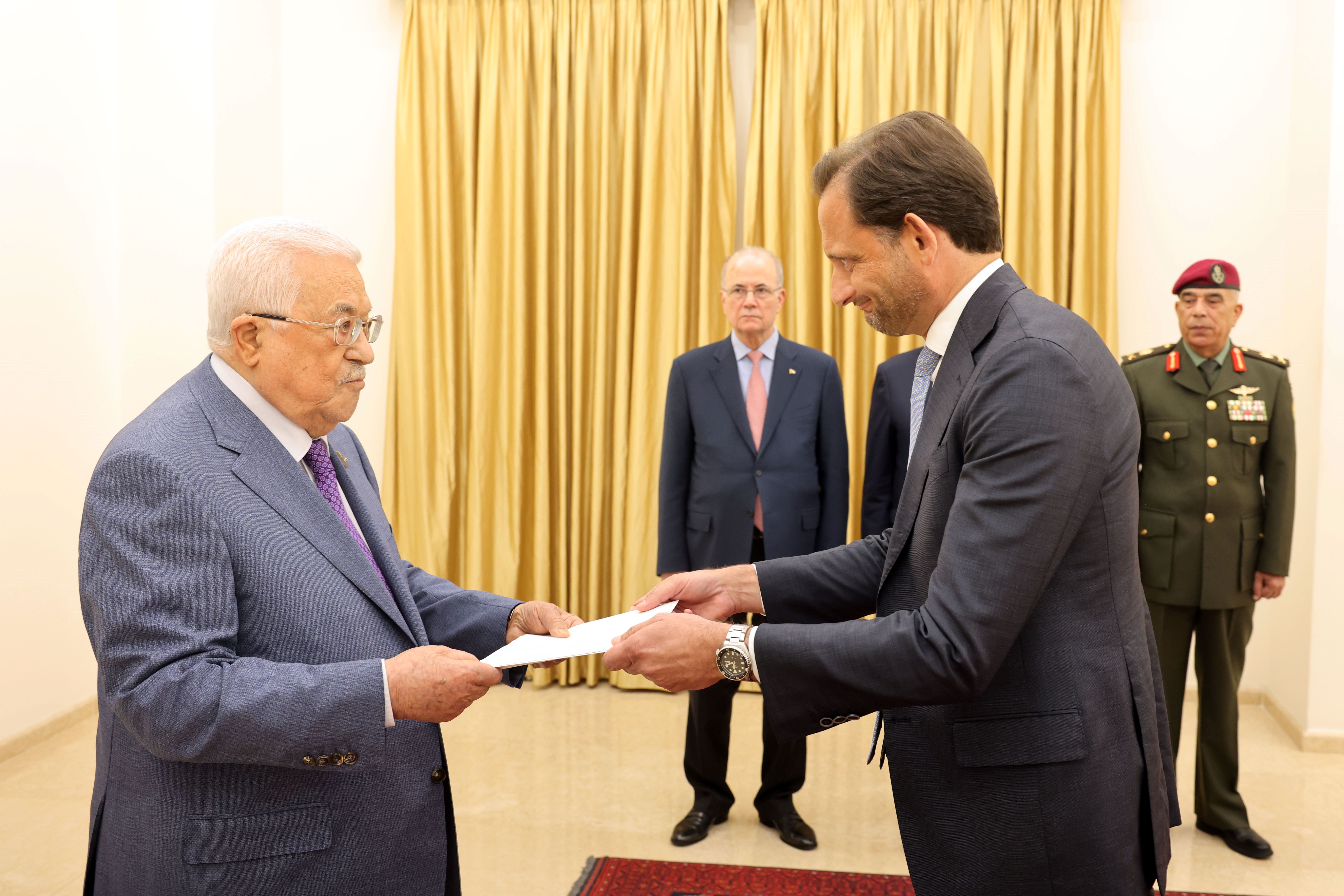 الرئيس لدى تقبله أوراق اعتماد القنصل العام الإيطالي الجديد في القدس