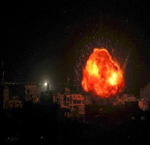 غارة إسرائيلية على رفح جنوب قطاع غزة (تصوير: أ ف ب)